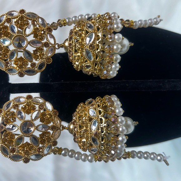 Beautiful Golden Jhumkas With Earchain. - Picture 4 of 6